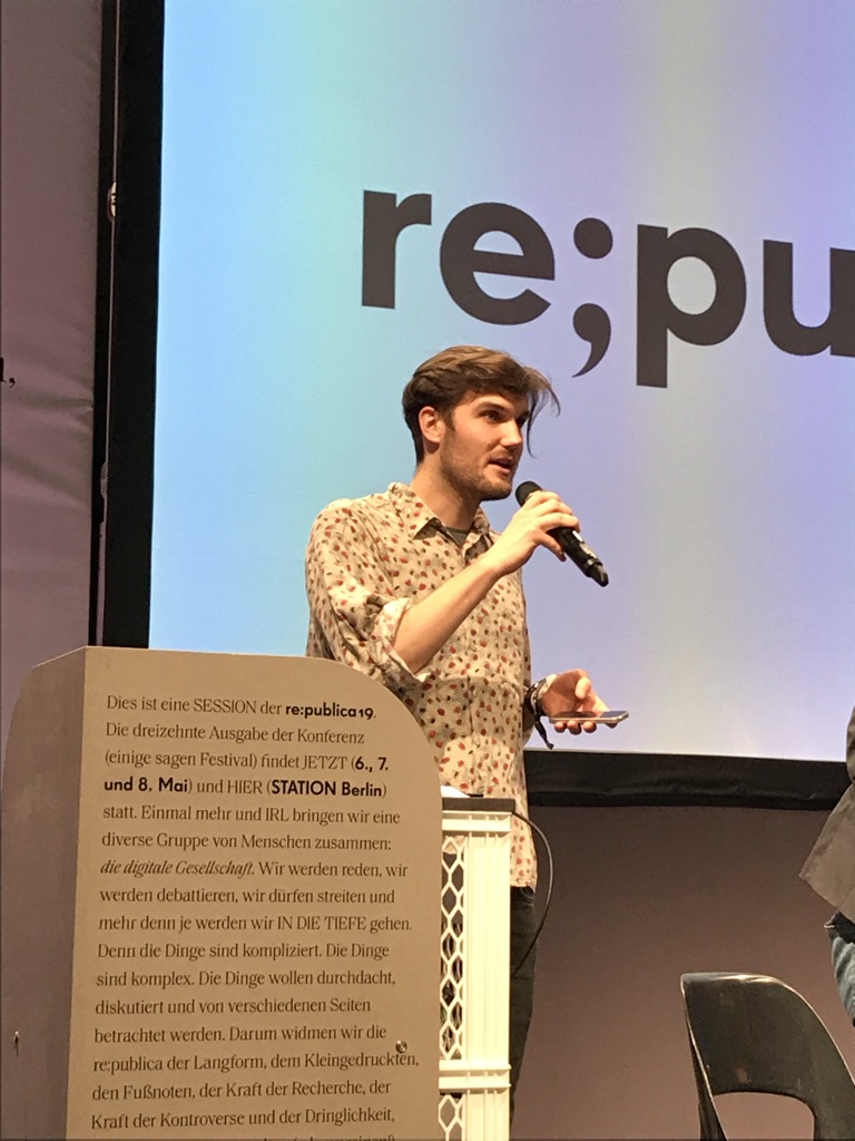 Yannic Hannebohn moderiert eine Session auf der re:publica 19, Berlin